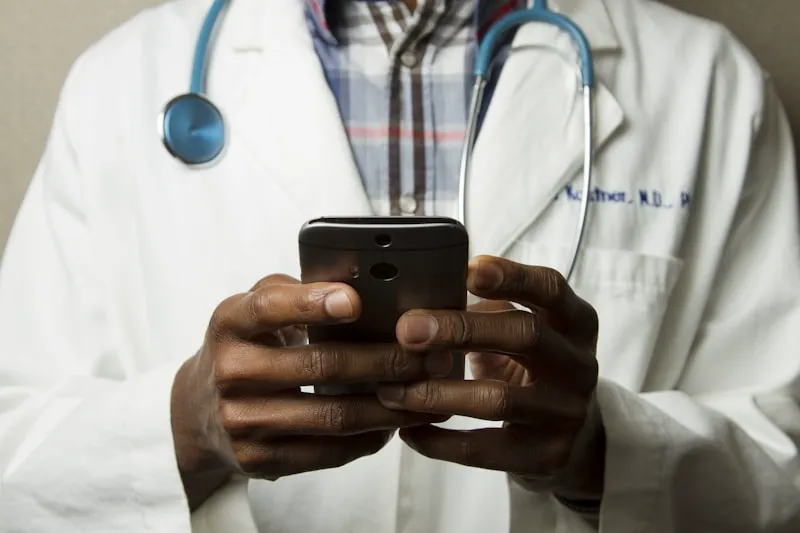 Profissionais de saúde pública utilizando tecnologia digital